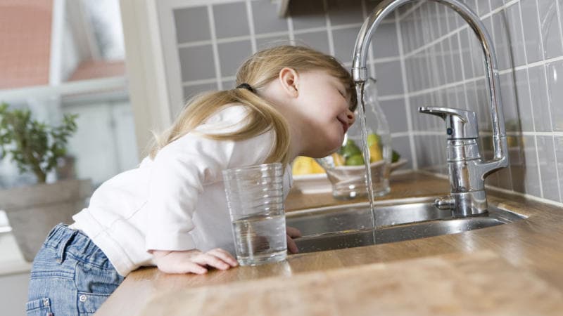 Безопасно ли пить водопроводную воду из-под крана?